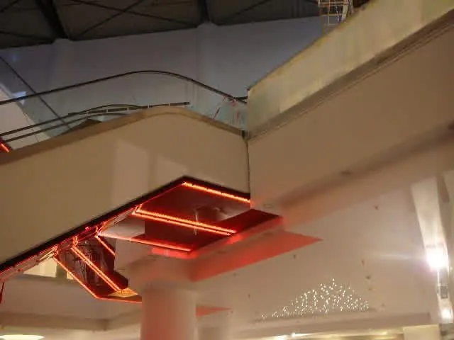Podhled eskalátoru s červeným LED osvětlením