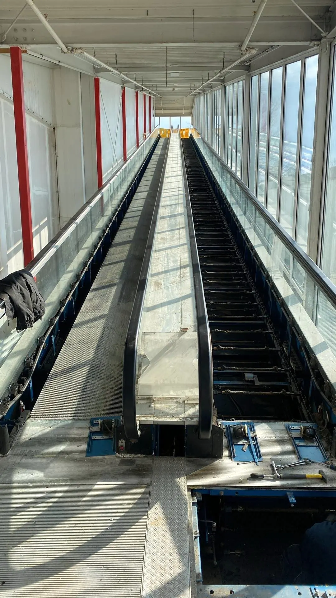 Prosklený koridor s travelátorem před dokončením montáže